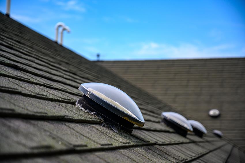 Świetlik dachowy – dlaczego warto zamontować?